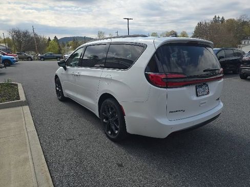 Used 2026 Chrysler Pacifica Limited w/ S Appearance Package AWD/4WD image 4