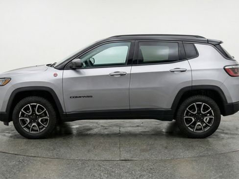 Used 2025 Jeep Compass Trailhawk AWD/4WD image 5