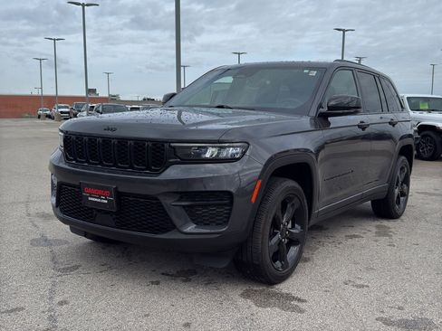 Used 2024 Jeep Grand Cherokee Altitude AWD/4WD image 2
