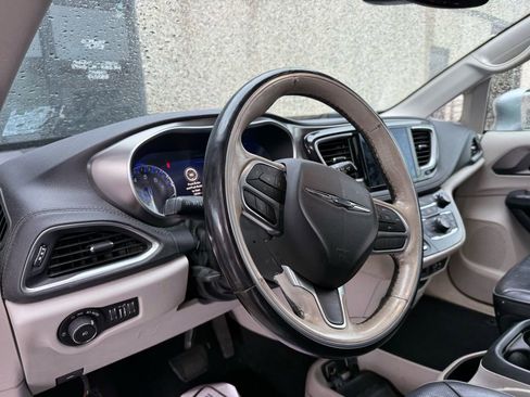 Used 2018 Chrysler Pacifica Limited image 5
