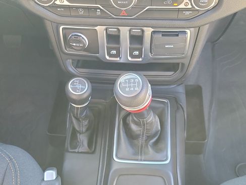 Used 2025 Jeep Wrangler Sport image 17