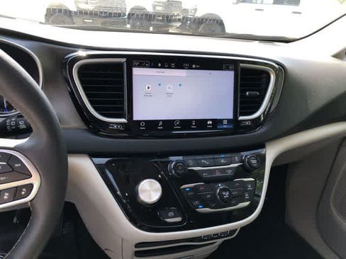 Certified 2024 Chrysler Pacifica Touring-L FWD image 23