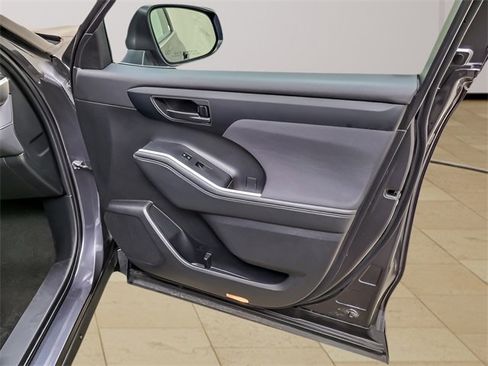 Certified 2024 Toyota Highlander LE image 27