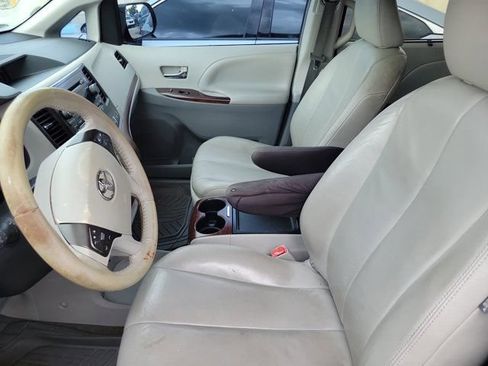 Used 2014 Toyota Sienna XLE FWD image 13