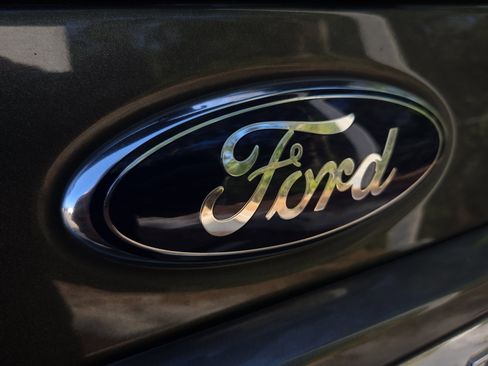 Used 2015 Ford Expedition XLT w/ Equipment Group 202A RWD image 15