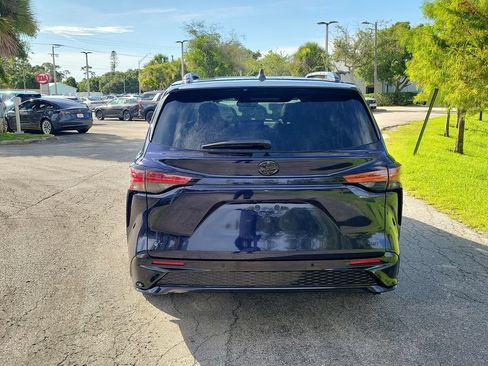 New 2026 Toyota Sienna XSE FWD image 5