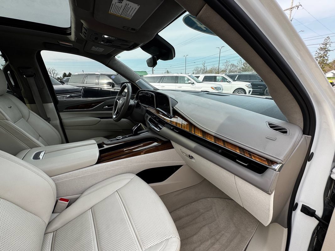 Used 2024 Cadillac Escalade Sport Platinum w/ LPO, ONYX Package AWD/4WD image 30