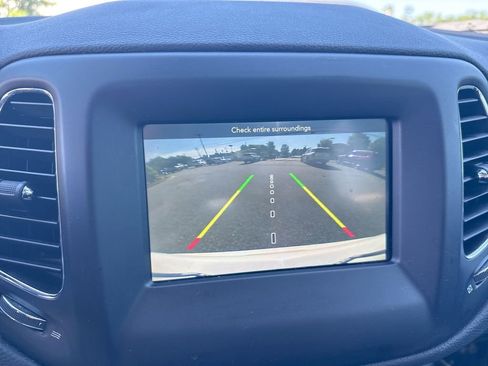 Used 2018 Jeep Compass Latitude w/ Popular Equipment Group FWD image 12