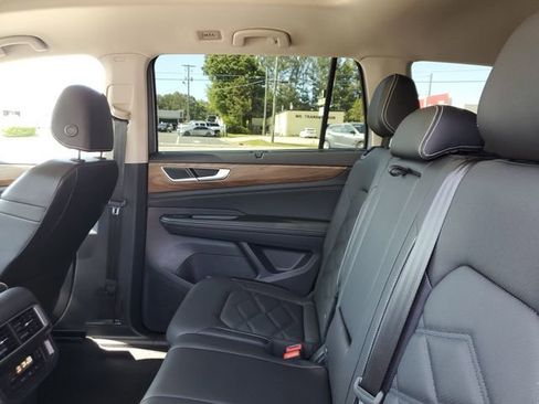 Certified 2025 Volkswagen Atlas SE w/ Panoramic Sunroof Package image 10