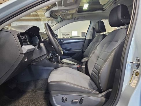 Certified 2025 Volkswagen Jetta SE image 22