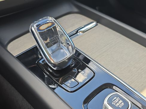 Used 2022 Volvo XC60 B5 Inscription image 23