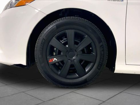 Used 2018 Toyota Camry LE FWD image 10