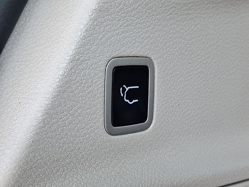 Used 2024 Chrysler Pacifica Touring-L FWD image 33