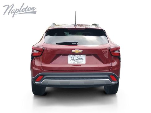 Used 2025 Chevrolet Trax LT FWD image 4