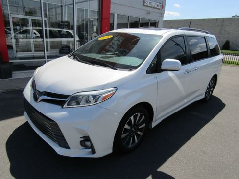 Used 2019 Toyota Sienna Limited FWD image 2