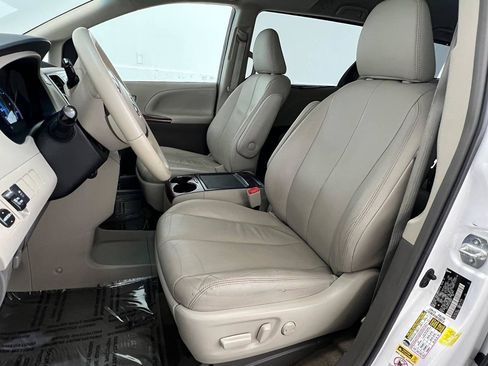 Used 2013 Toyota Sienna XLE image 8