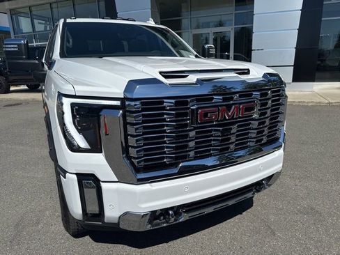 New 2025 GMC Sierra 3500 Denali w/ Denali Reserve Package image 9
