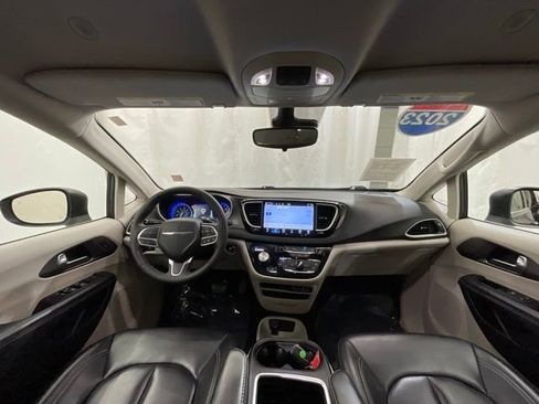 Used 2023 Chrysler Pacifica Touring-L FWD image 16