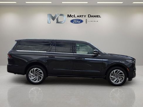 New 2025 Lincoln Navigator L Reserve AWD/4WD image 6