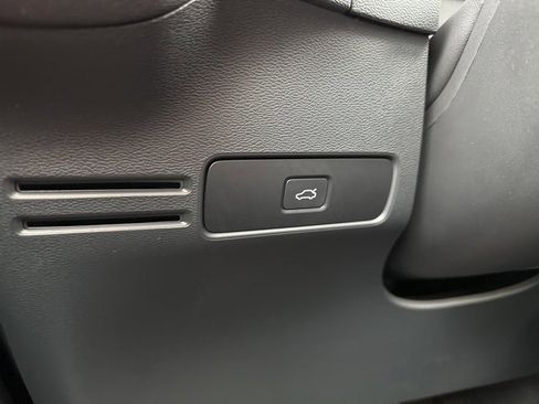 Certified 2024 Volvo XC40 B5 Core image 31