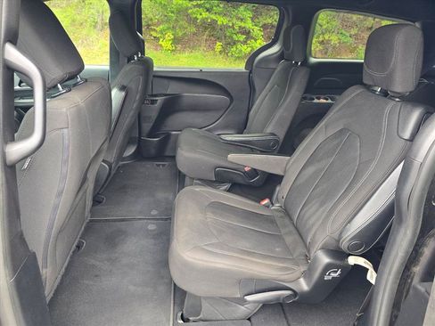Used 2021 Chrysler Pacifica Touring w/ S Appearance Package FWD image 11