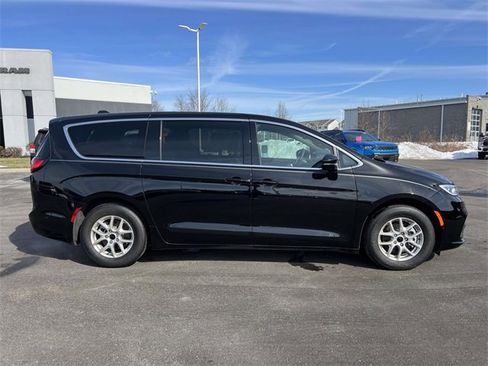 New 2025 Chrysler Pacifica Select image 38