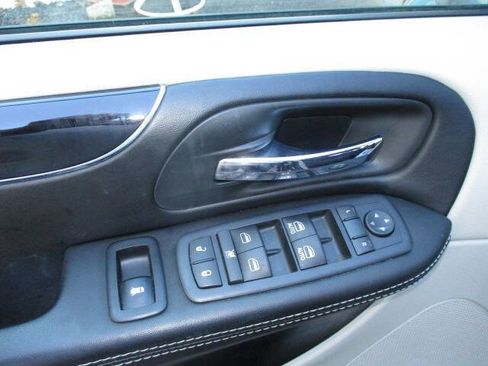 Used 2016 Dodge Grand Caravan SE image 25