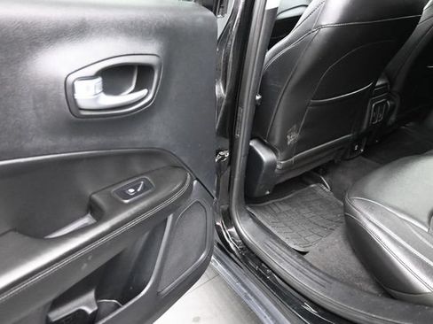 Used 2018 Jeep Compass Latitude FWD image 12