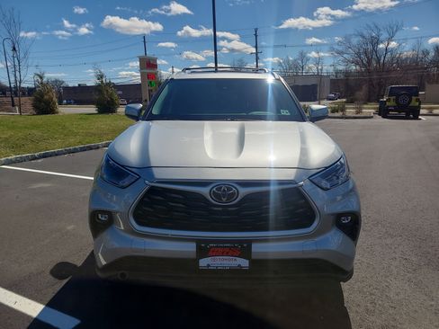 Certified 2025 Toyota Highlander XLE image 2