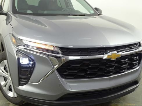 Used 2024 Chevrolet Trax LS image 43