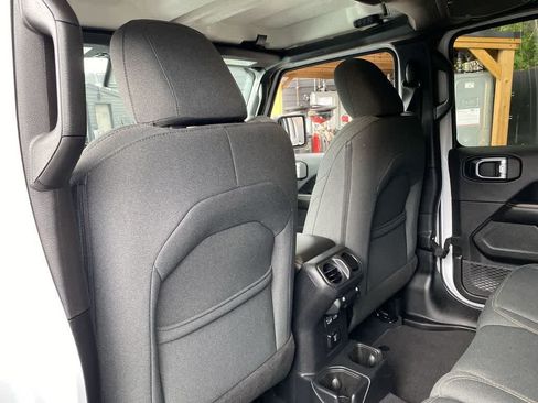 Used 2025 Jeep Wrangler Unlimited Sahara AWD/4WD image 15