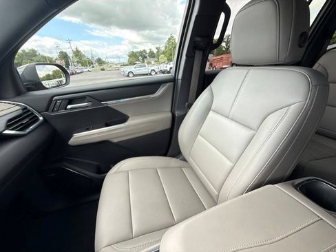 Used 2026 GMC Acadia Elevation w/ Elevation Premium Package FWD image 31