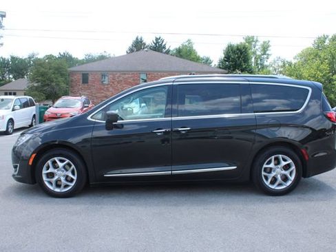 Used 2018 Chrysler Pacifica Touring-L Plus w/ Tire & Wheel Group FWD image 5
