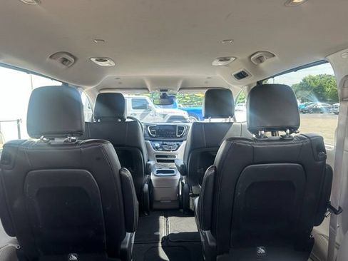 Used 2024 Chrysler Pacifica Touring-L FWD image 8