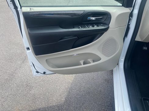 Used 2018 Dodge Grand Caravan SE w/ UConnect Hands-Free Group FWD image 8