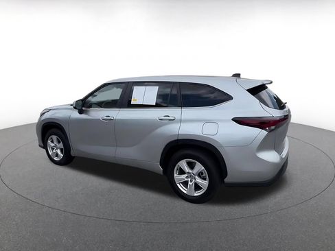 Used 2025 Toyota Highlander LE FWD image 8
