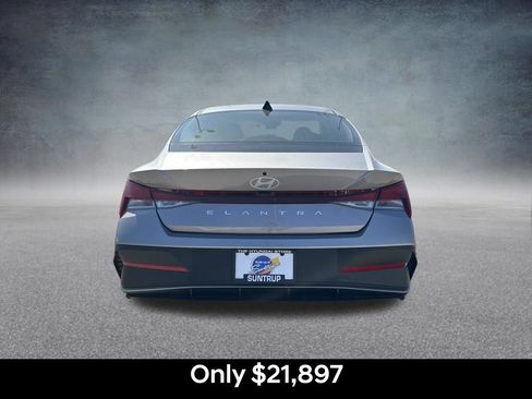 Used 2026 Hyundai Elantra SE FWD image 4