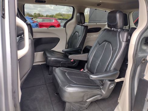 Used 2021 Chrysler Pacifica Touring-L FWD image 11