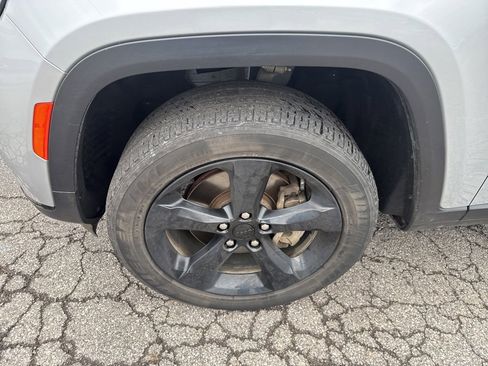 Used 2024 Jeep Grand Cherokee L Altitude image 24