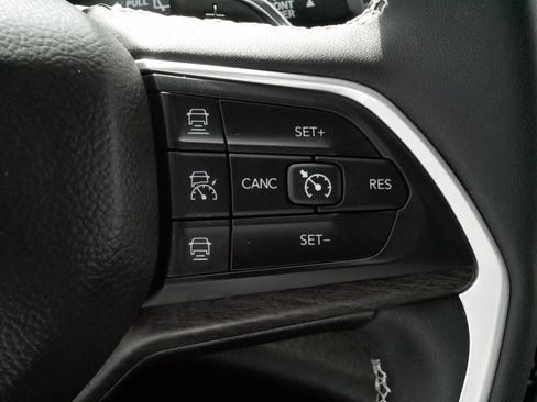 Used 2023 Jeep Grand Cherokee Limited AWD/4WD image 25
