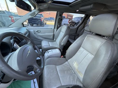 Used 2005 Chrysler Town & Country Touring image 9
