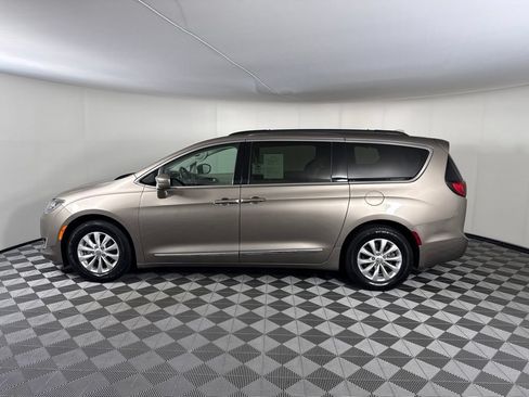 Used 2017 Chrysler Pacifica Touring-L FWD image 2
