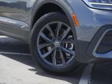 Used 2022 Volkswagen Tiguan SE w/ Panoramic Sunroof Package image 2