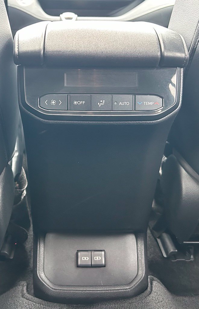 Used 2023 Toyota Highlander XLE AWD/4WD image 19