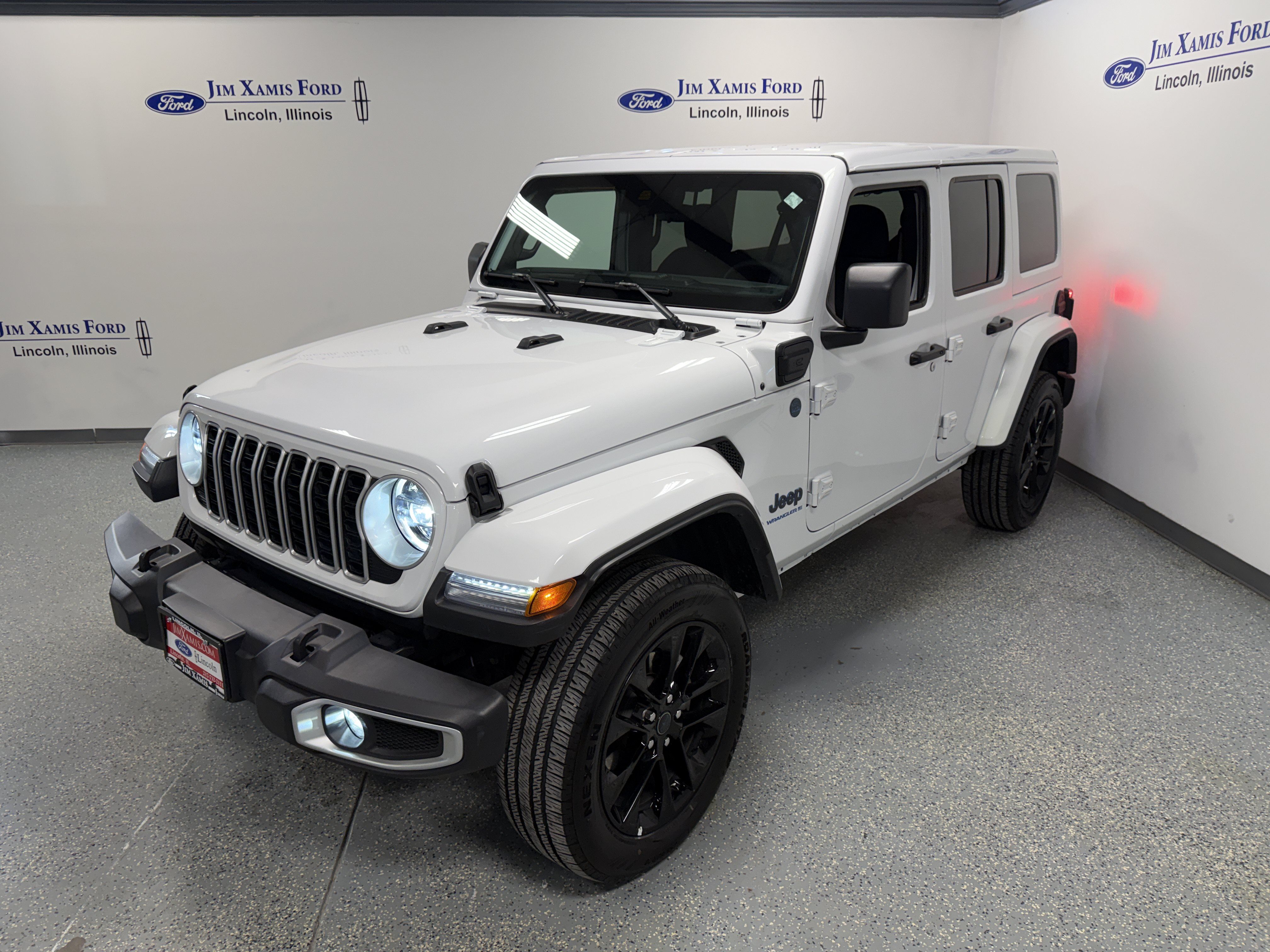 Used 2025 Jeep Wrangler Unlimited Sahara w/ Safety Group AWD/4WD image 3