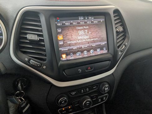 Used 2016 Jeep Cherokee Trailhawk w/ Leather Interior Group AWD/4WD image 9