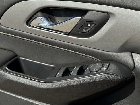 Used 2023 Chevrolet Traverse LT w/ Rear Camera Mirror Package FWD image 27