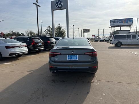 Used 2024 Volkswagen Jetta SE image 5