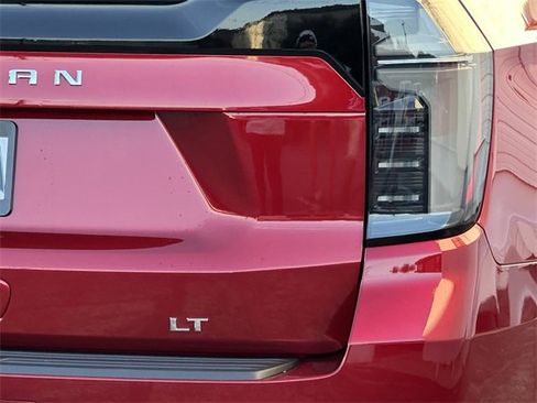 New 2026 Chevrolet Suburban LT image 9