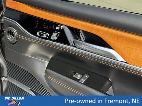 Used 2023 Jeep Grand Wagoneer Series III AWD/4WD image 19